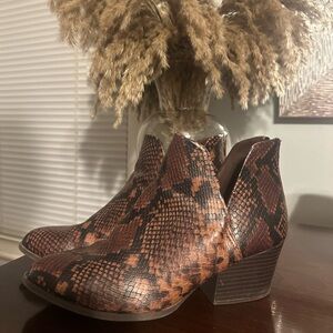 SO shortie boots heel zipper